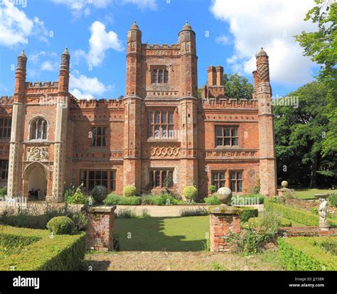 what makes a tudor house|houses in the 16th century.